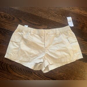 NWT Khaki cargo shorts. 2,5 inch BDG Size M
